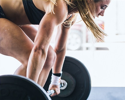 cellucor c4 woman lifting barbell